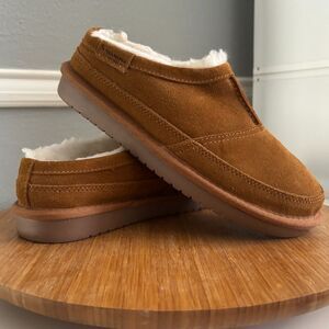 KOOLABURRA BY UGG BIG KID BRAIDEE SLIPPER IN THE COLOR CHESTNUT SZ. 4